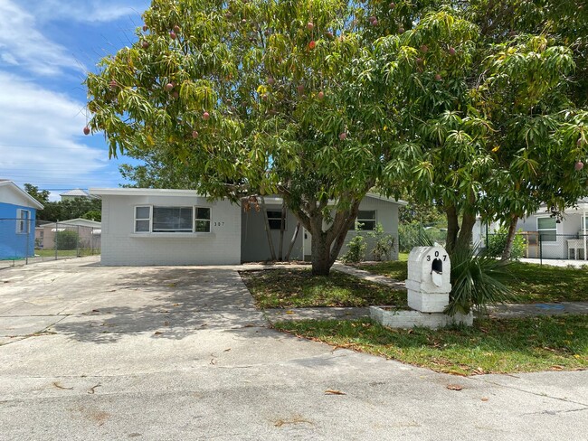 Building Photo - *** LARGE 4 BEDROOM SINGLE FAMILY HOME!***