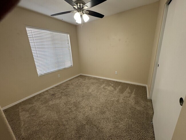 Building Photo - Move in ready east side rental