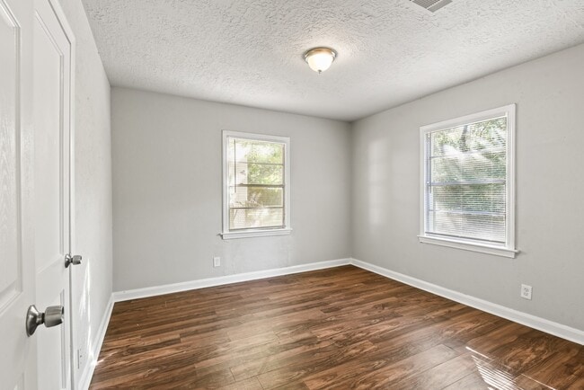 Building Photo - 911 Patsy Dr