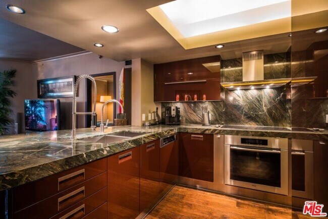 Building Photo - 13700 Marina Pointe Dr