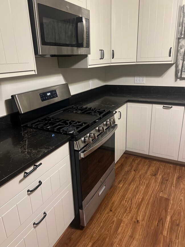 Kitchen with range – totally new quartz counters - 226 W Avenida Palizada