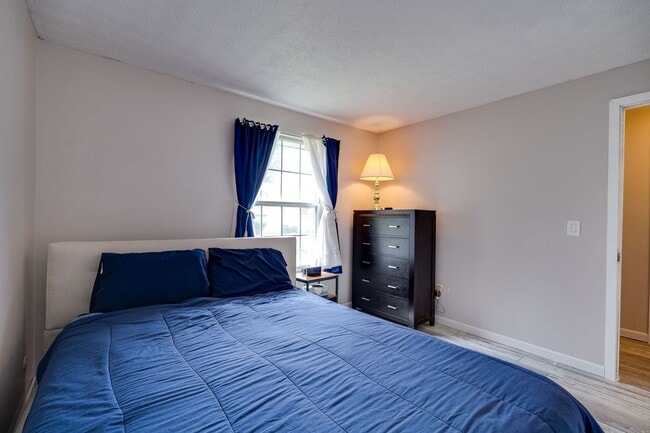 Building Photo - COME SEE THIS BEAUTY!