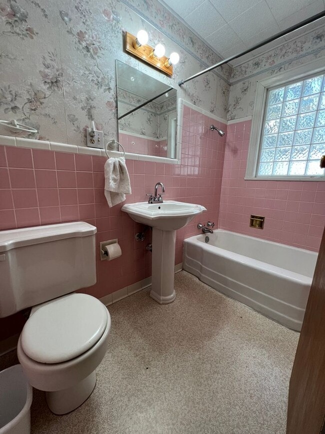 Building Photo - 606 SW 26th Pl