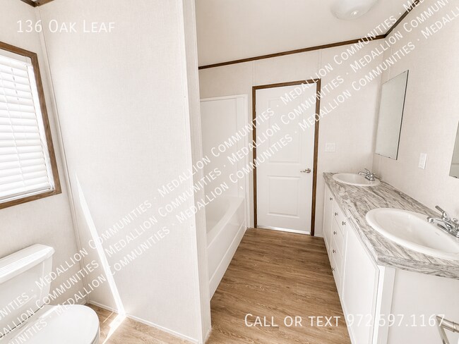 Building Photo - 136 Oak Leaf