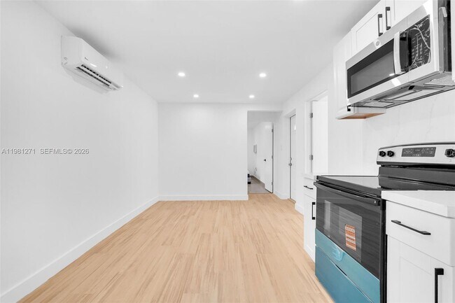 Building Photo - 2419 Coolidge St