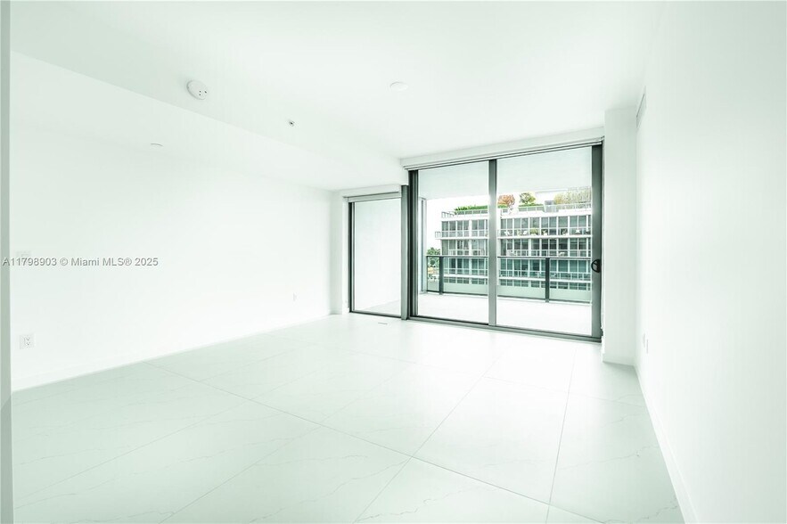 Building Photo - 9901 W Bay Harbor Dr