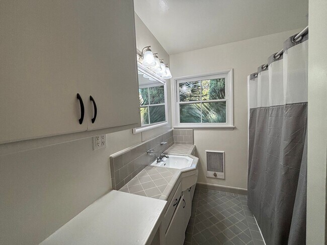 Building Photo - 3633 Valihi Way