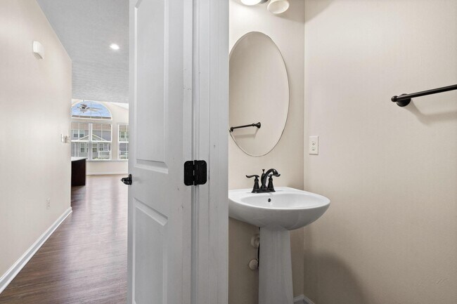 Building Photo - 2214 Larkspur Dr