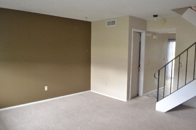 Building Photo - Spacious 2-Bedroom Condo