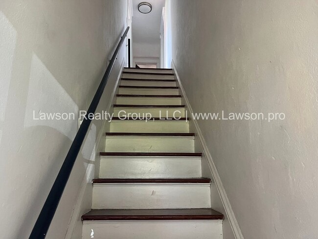 Building Photo - Beautiful and Spacious House, Close to the...