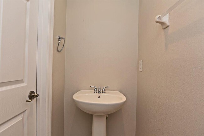 Building Photo - 807 Featherstone Ln