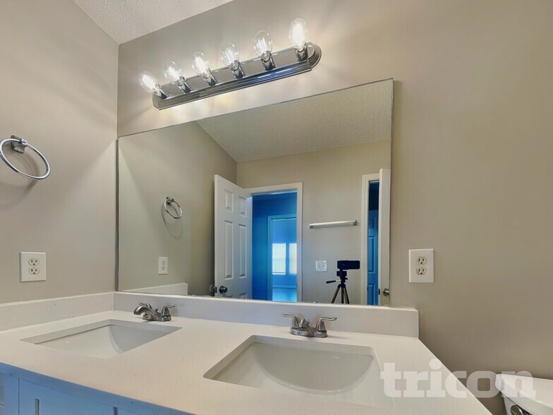 Building Photo - 3715 Longview Dr