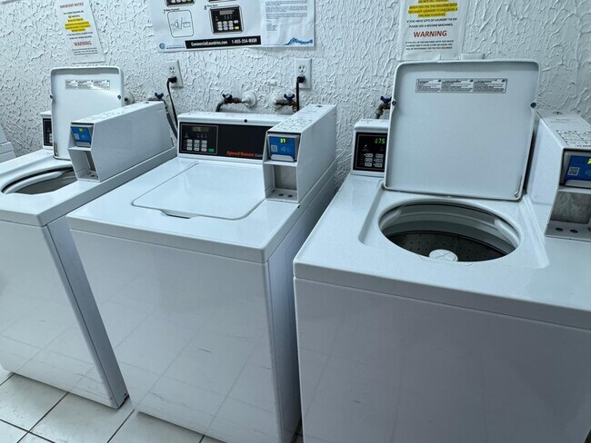 Building Photo - 200 Leslie Dr