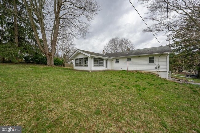 Building Photo - 437 Meadowcroft Rd