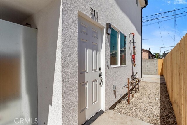 Building Photo - 709 W 80th St