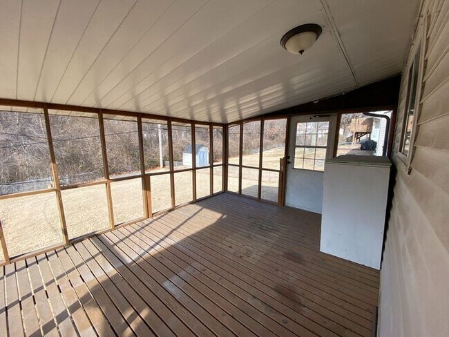 Building Photo - Charming 3 Bedroom with Great Yard