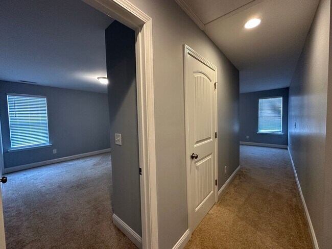 Building Photo - Awesome 4 Bedroom 2.5 Bath Home with Lots of space and a 2 Car Garage!