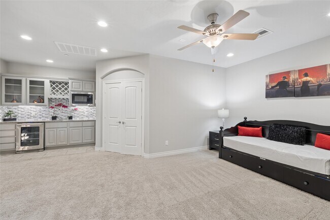 Building Photo - 9018 Meacom Dr