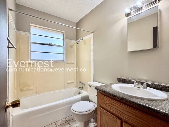 Building Photo - 4 Bed/2.5 Bath Home with Fenced Yard & Garage / Available Now!