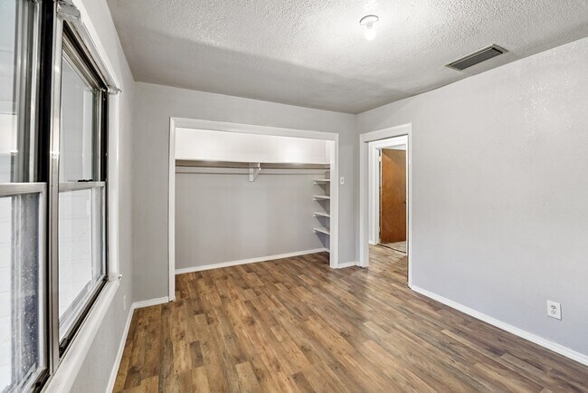 Building Photo - 1401 E 18th St