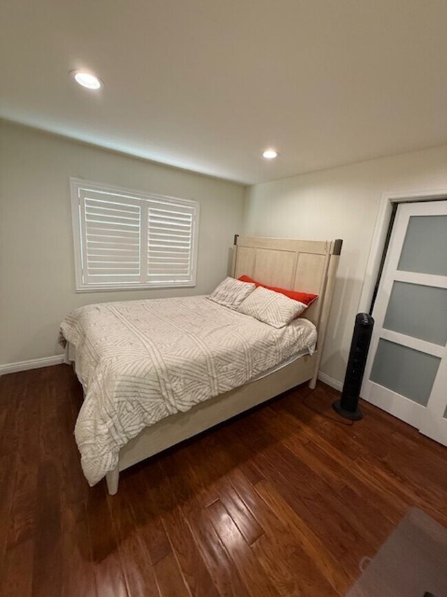 Building Photo - Fully Furnished 5 bedroom home