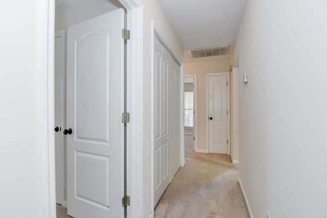 Building Photo - 3 Bedroom Near Downstown