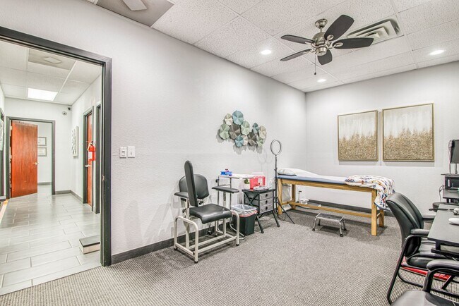 Building Photo - Move-in ready professional office space fo...