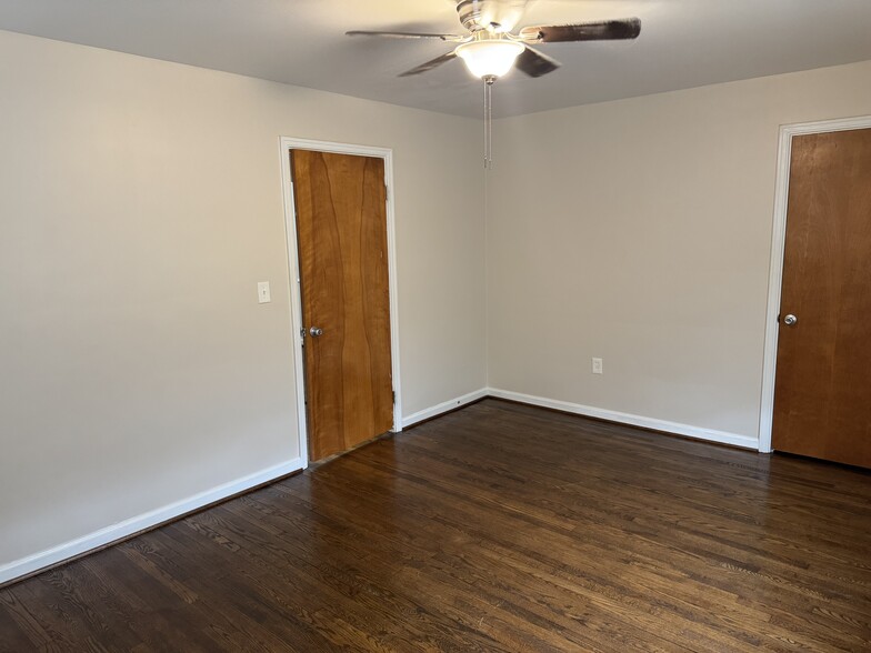 Building Photo - 3065 Glenmore Ave