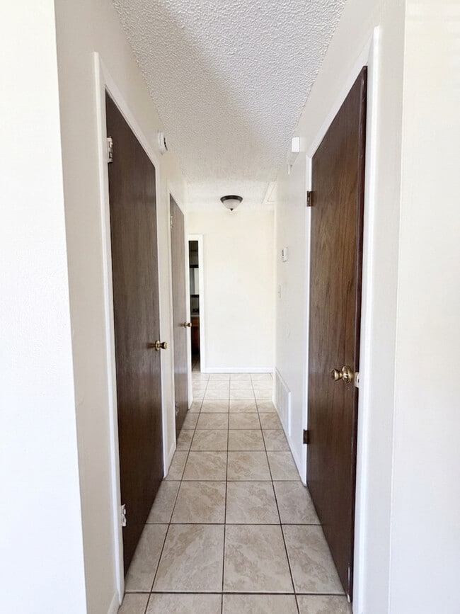 Building Photo - 535A S 61st Ave