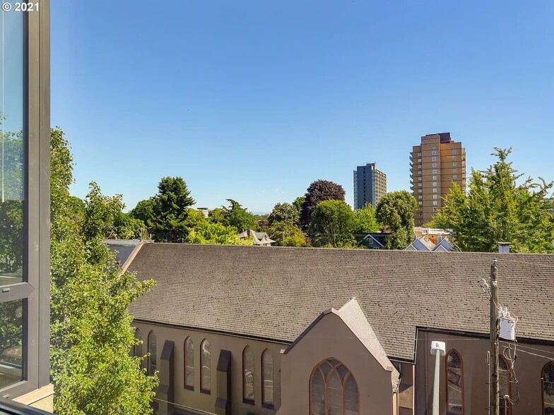 Building Photo - 1620 NE Broadway St