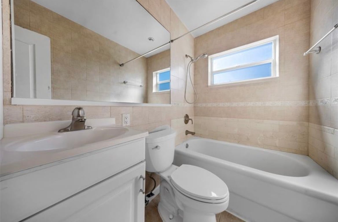 Building Photo - 2591 NE 55th Ct