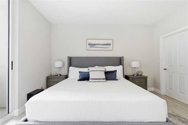 Building Photo - 511 SE 5 Ave