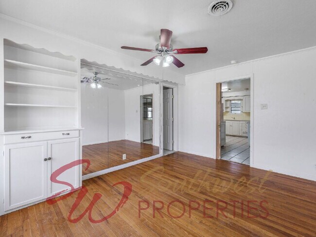 Building Photo - 4 Bedroom Home Just One Block from Campus | 2 Living Areas + Corner Lot