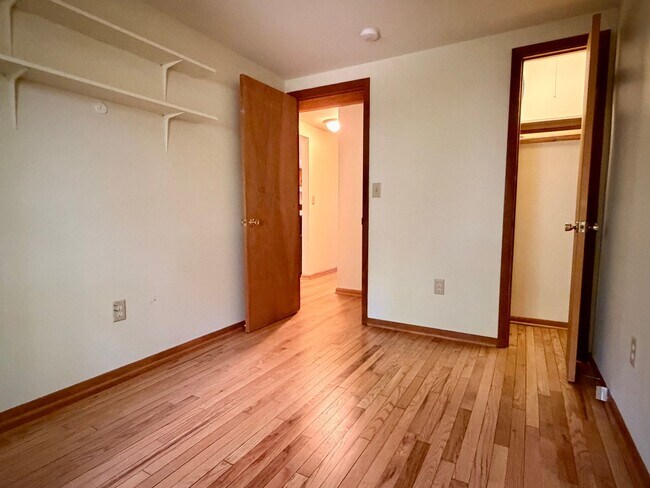 Building Photo - 18587 Sylvan Dr