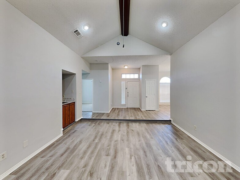 Building Photo - 709 De Soto Dr