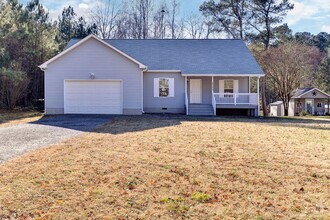 Building Photo - Rancher with backyard views