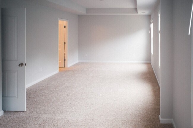 Building Photo - 4 Bed/ 3 Bath Townhome with Immediate Occupancy!