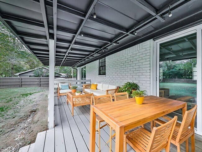 Building Photo - 421 Creek Valley Dr