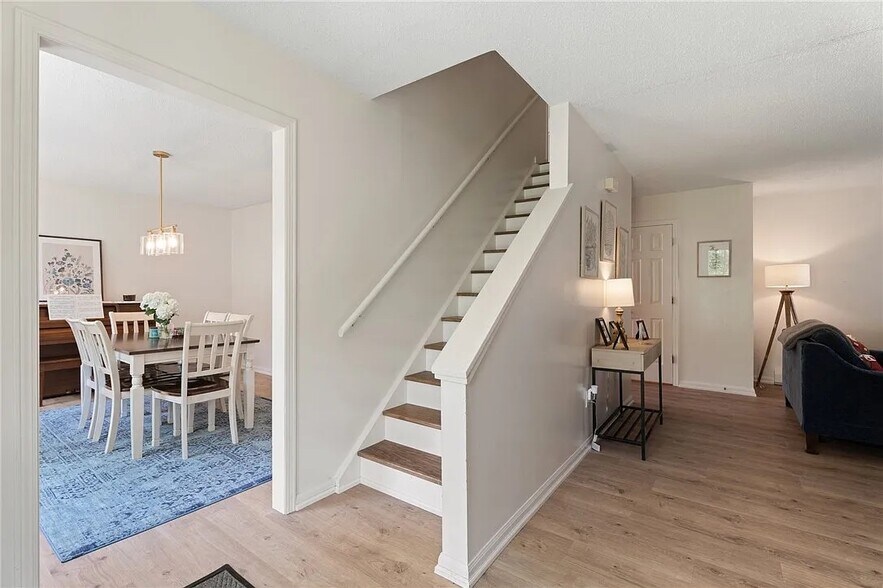 Building Photo - 104 Briarwood Dr