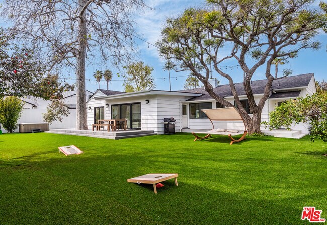 Building Photo - 527 S Bentley Ave