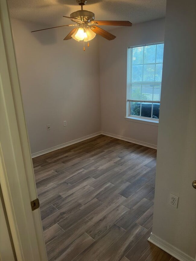 Building Photo - 7970 Stonebrook Dr