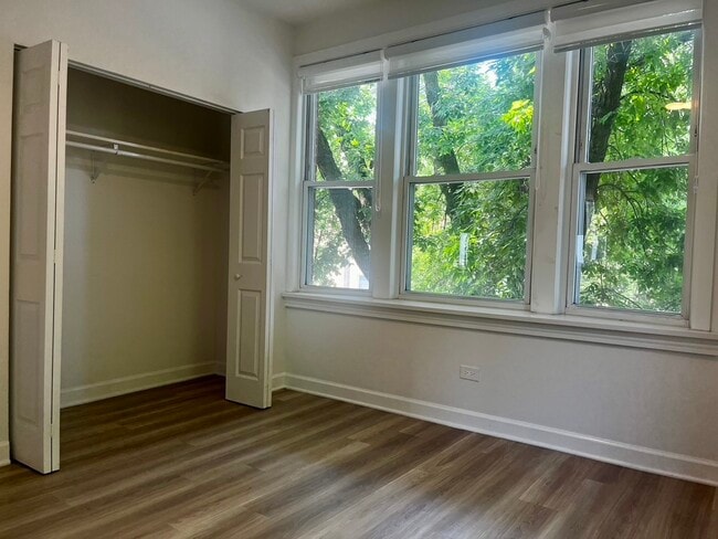 Building Photo - 5325 N Damen Ave