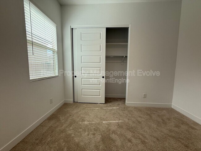 Building Photo - 8723 W Vista Ave