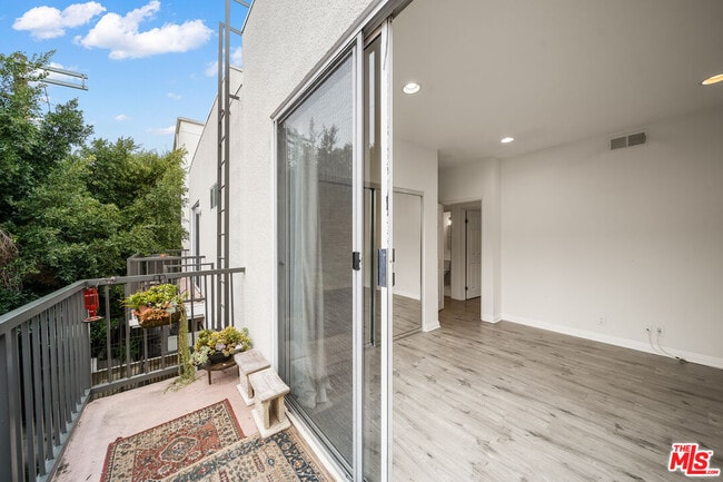 Building Photo - 812 N Hudson Ave