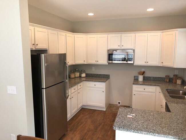 Building Photo - 4 Bedroom Single Family Home