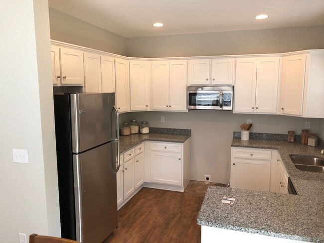 Building Photo - Lovely 4 Bedroom Home in Oakview Commons N...