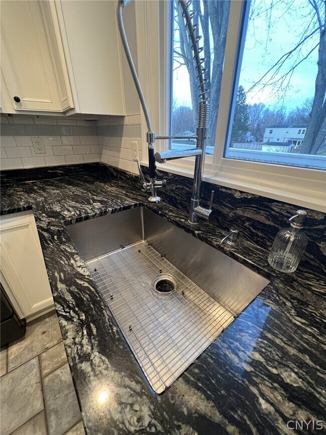 Building Photo - 10 Echodale Ave