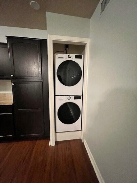 Building Photo - 503 E 6th St