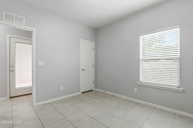 Building Photo - 11500 Summer Dr