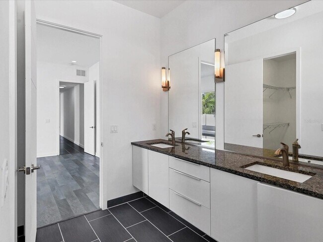 Building Photo - 4524 Riverwood Ave